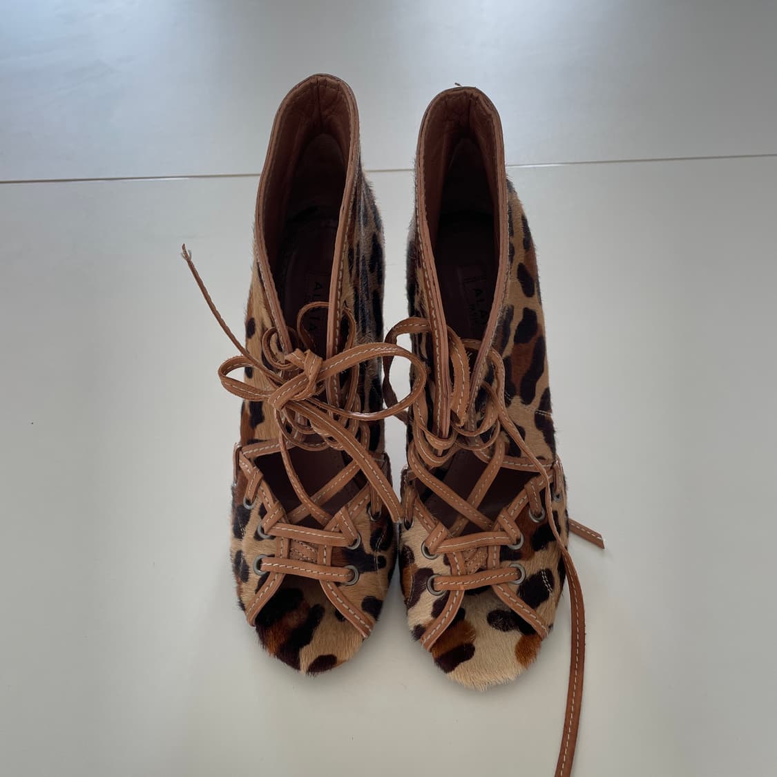 알라이아 35 1/2,225mm 레오파드 송아지 털 레이스업 힐 상품이미지8