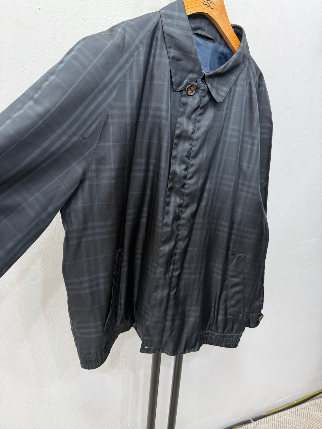 정품) 버버리 남성 블랙 체크 바람막이 자켓 L 상품이미지2