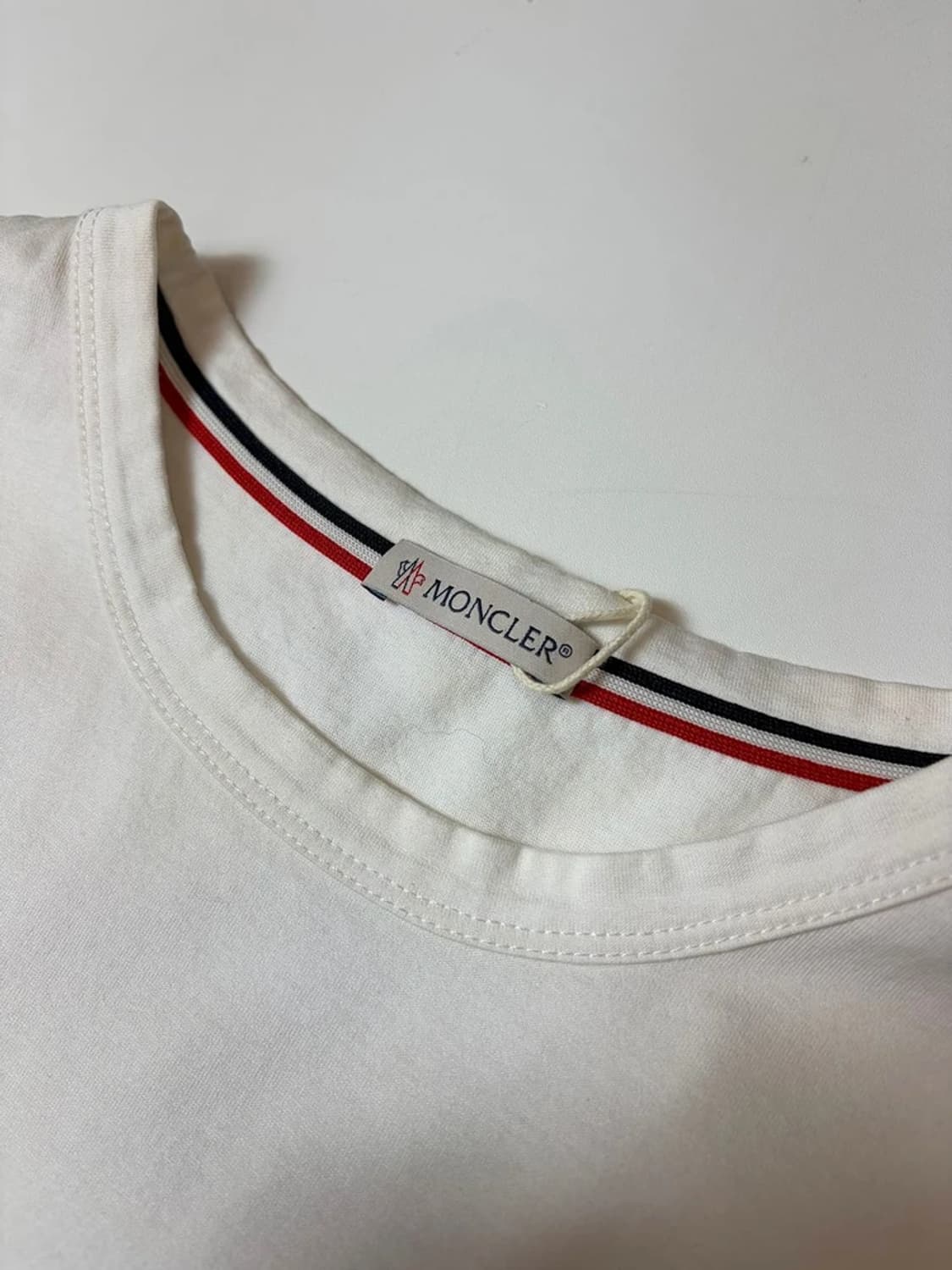 몽클레어 로고 와펜 삼선 반팔 티셔츠 PN9553 상품이미지7