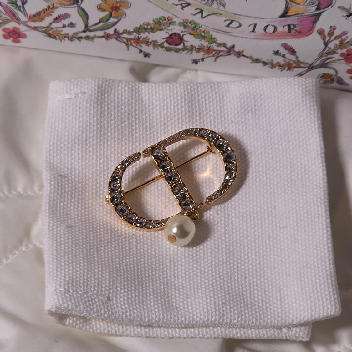 디올 쁘띠 cd 브로치 화이트 상품이미지3