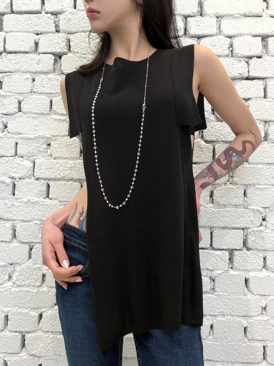 Cut-Out Side Slit Sleeveless Top 상품이미지2