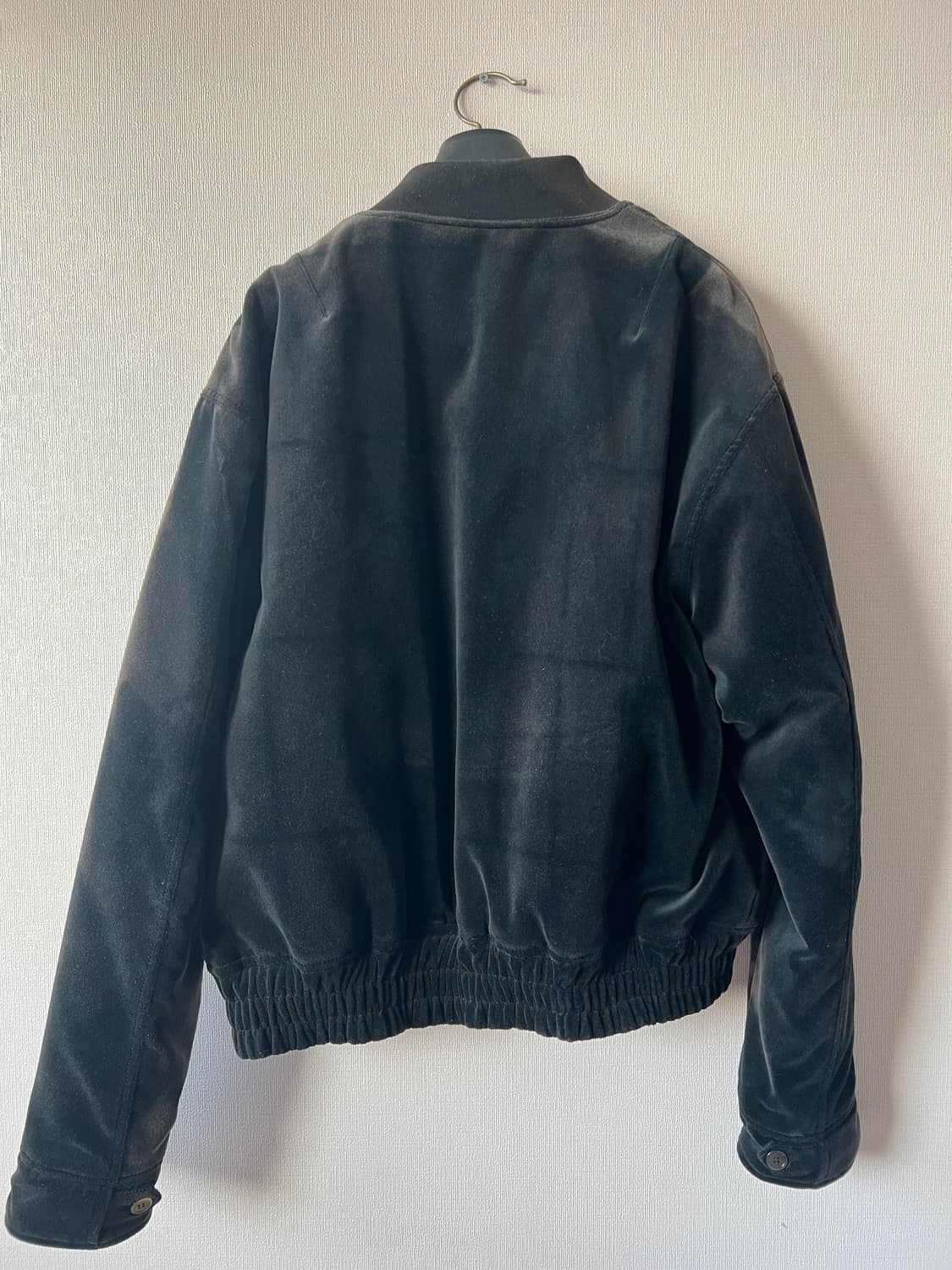 지용킴 22AW 캠페인 벨벳 봄버 블랙 상품이미지2