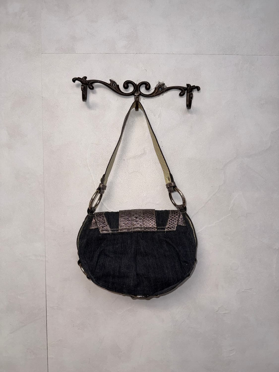 GUESS denim stitch python buckle 숄더백 상품이미지5