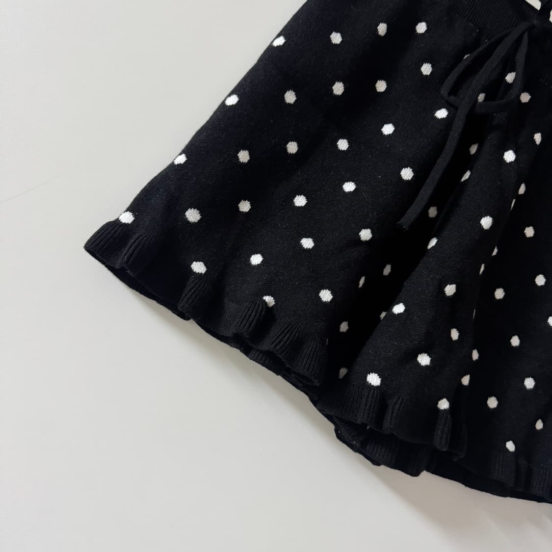 새상품 여자 밑단 프릴 니트 도트 반바지 (블랙) 상품이미지4