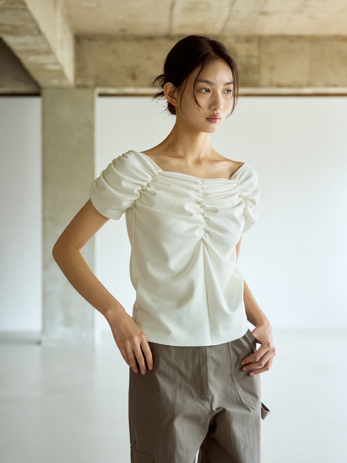 아우로 ouro shirring off shoulder top white 상품이미지3