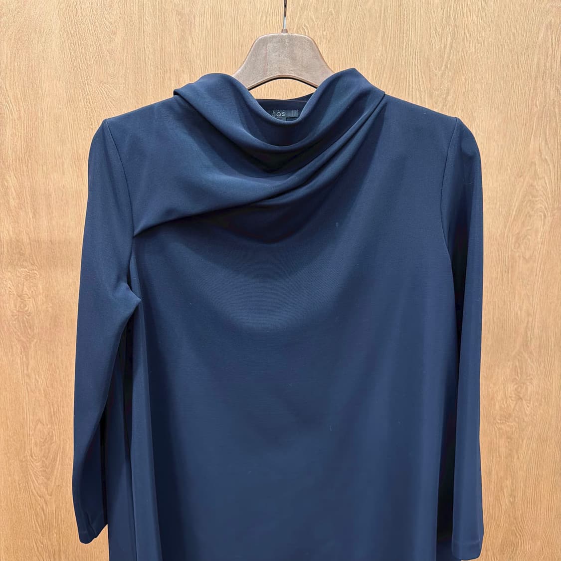 코스 하이넥 롱슬리브 티셔츠 하이로우 밑단 무지 디테일 루즈핏 네이비 상품이미지4