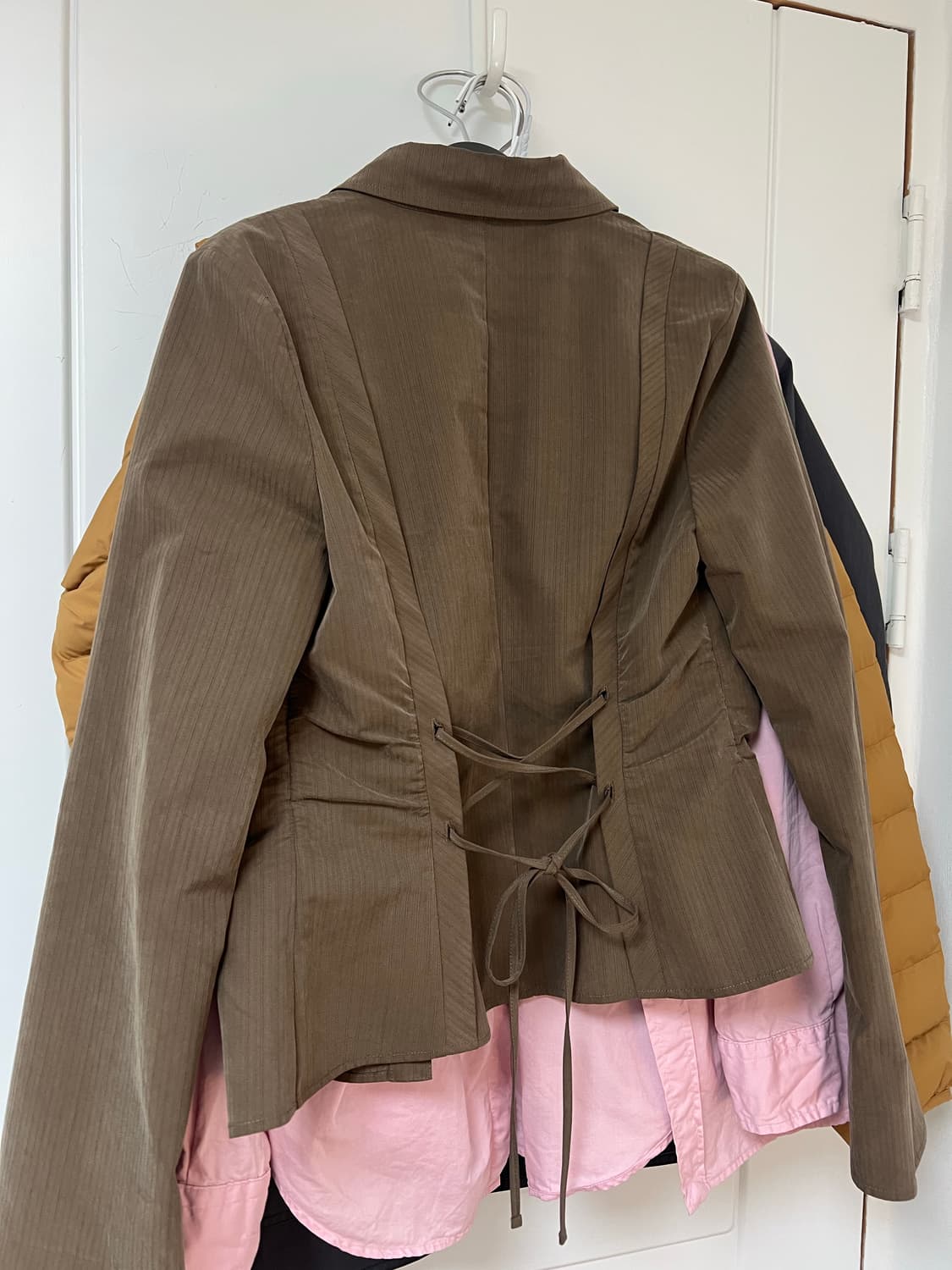 RAIVE 레이브 back strap ring-button blouse 상품이미지5