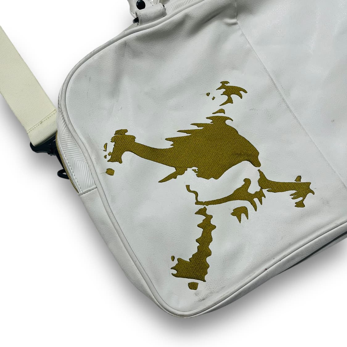 오클리 스컬 골드 자수 로고 화이트 보스턴 크로스백 상품이미지4