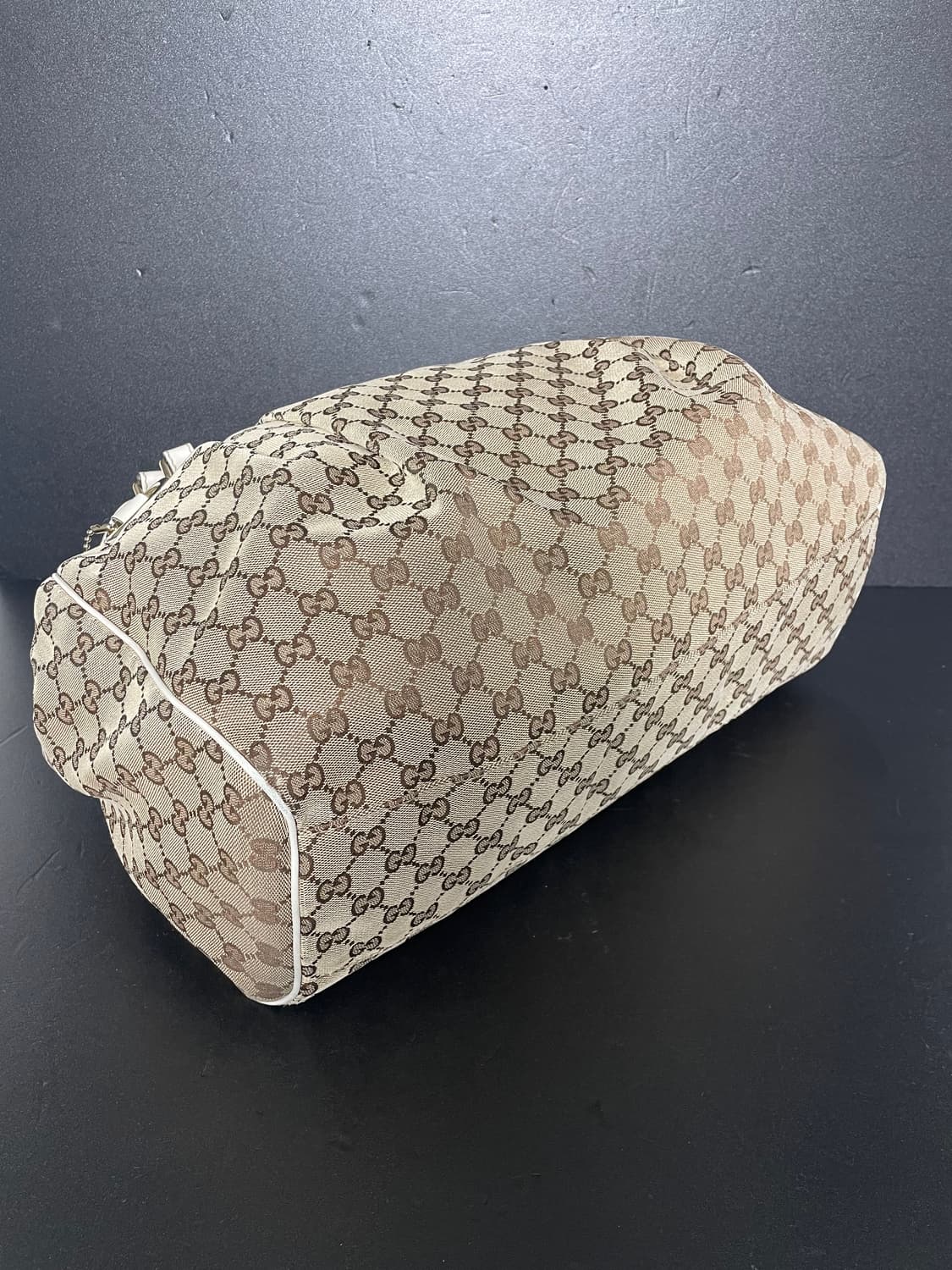 구찌 GG로고 자가드 아이보리 레더 트리밍 금장 수키 토트백 상품이미지6