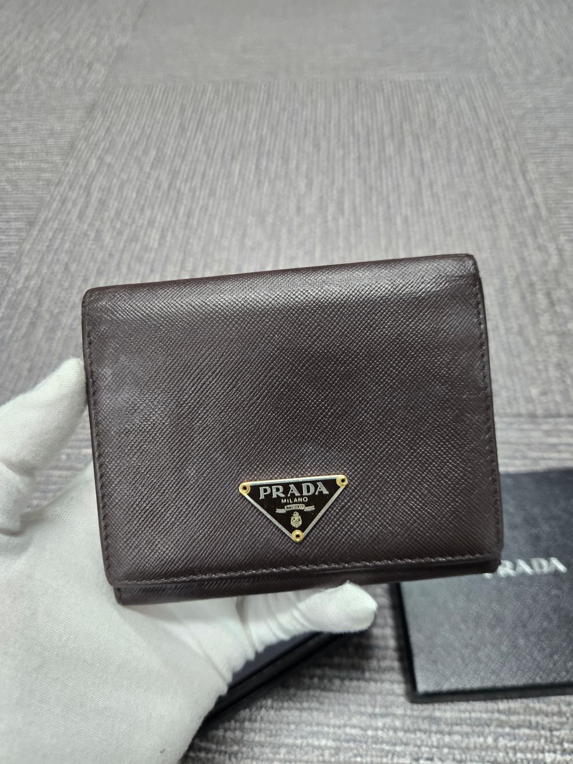 [정품][특가]프라다 사피아노 삼단지갑 상품이미지1