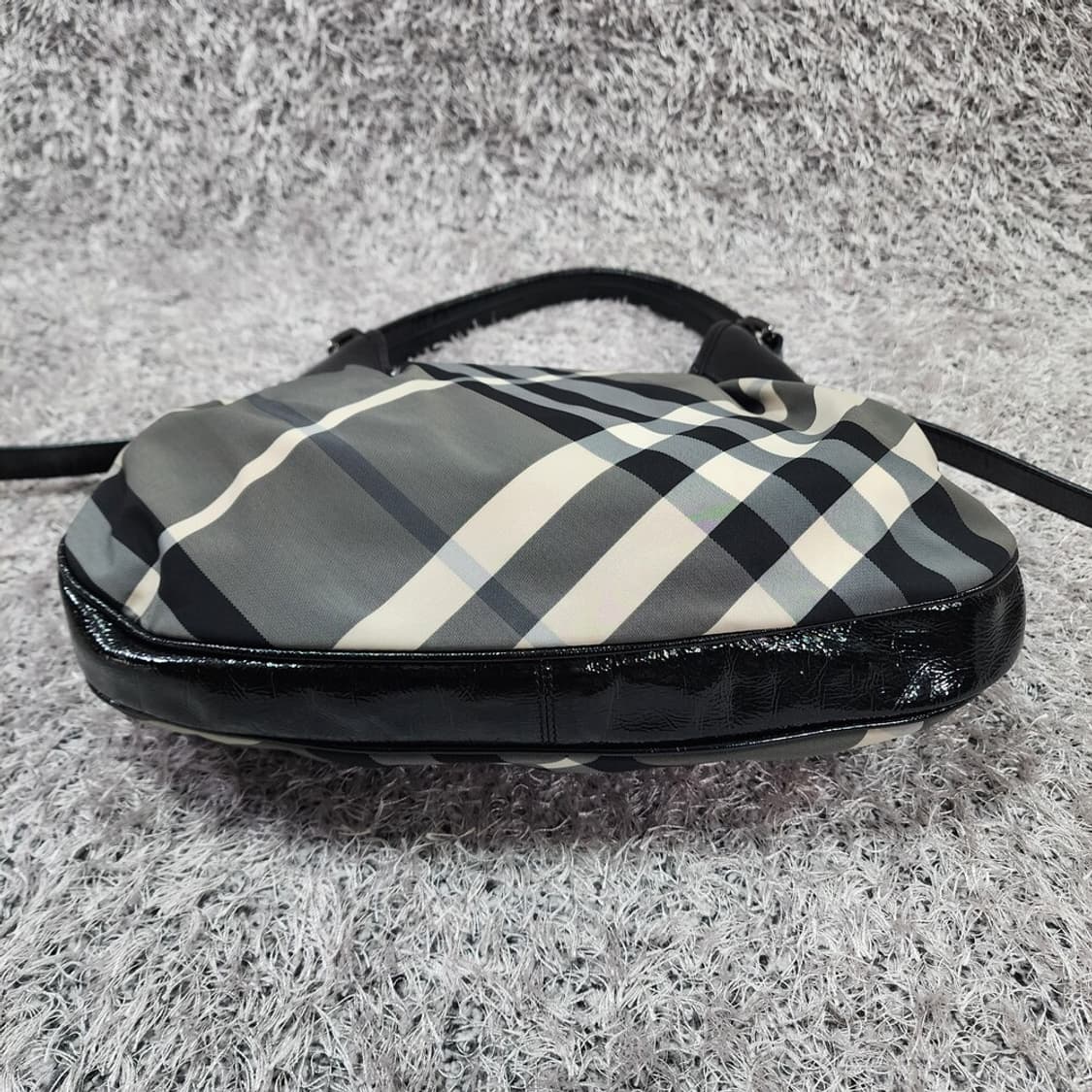 버버리 체크 호보백 상품이미지4