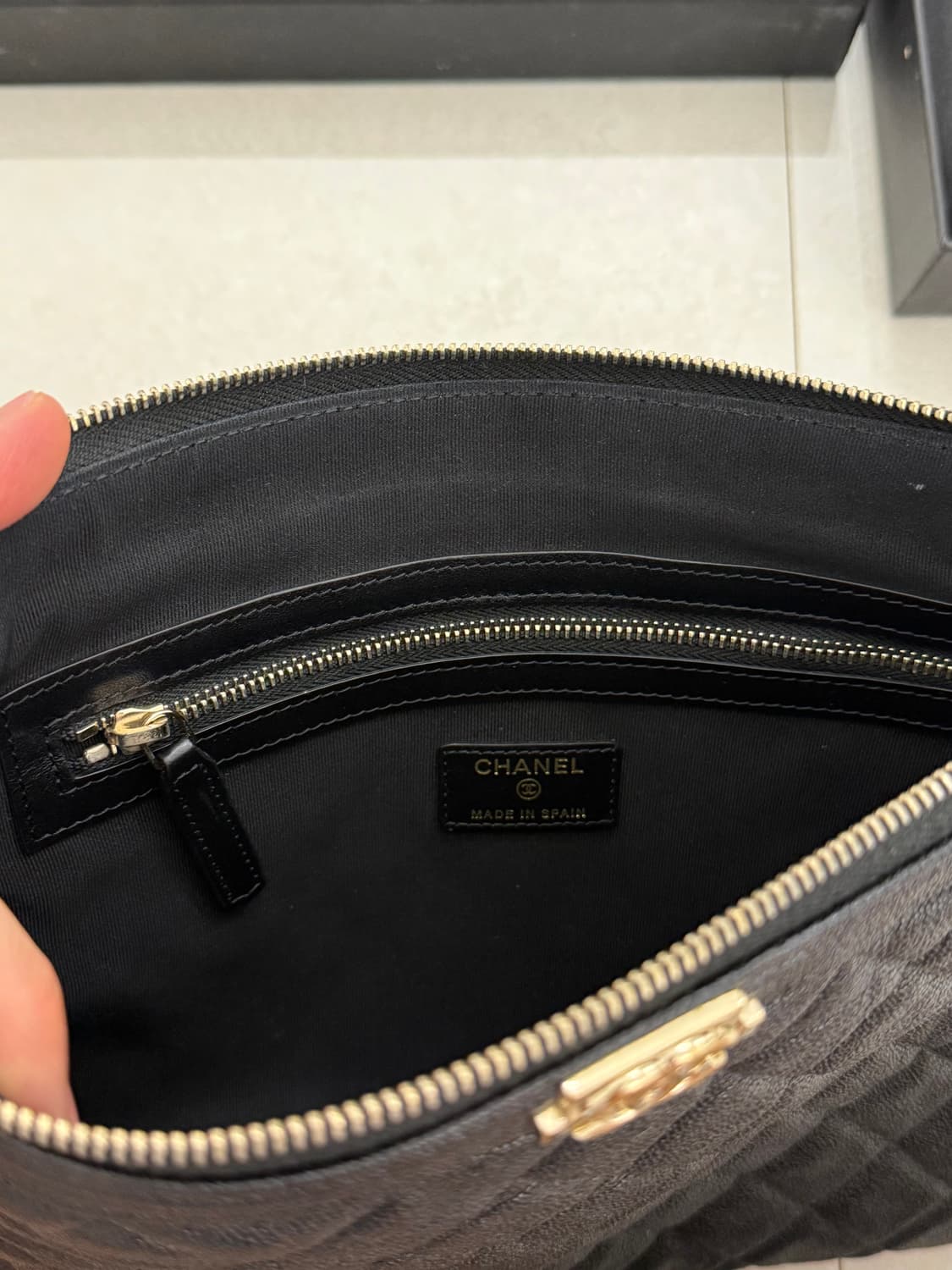샤넬 보이 캐비어 금장 블랙 미디움 상품이미지4