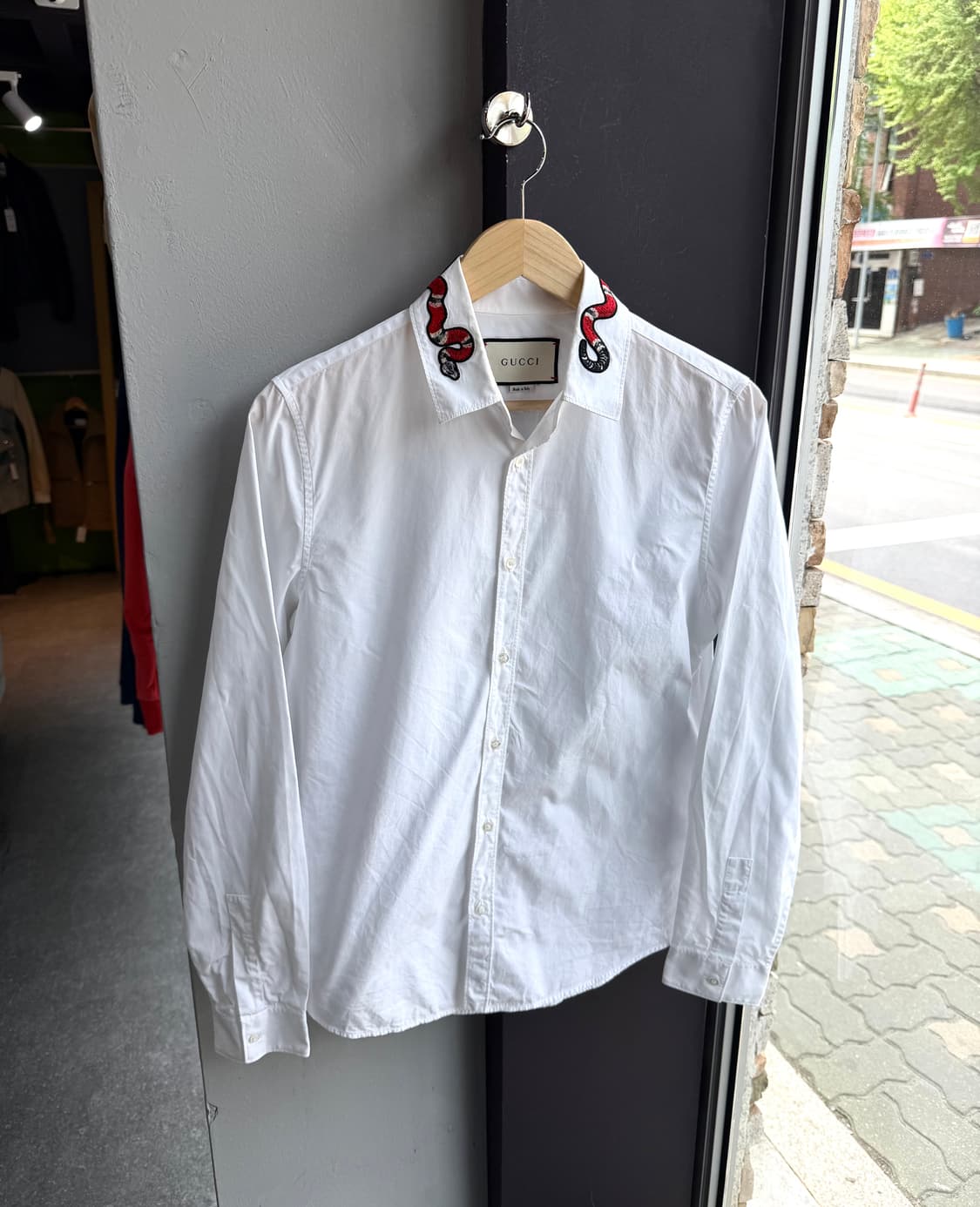 95/ 구찌 스네이크 넥카라 화이트 셔츠 상품이미지3