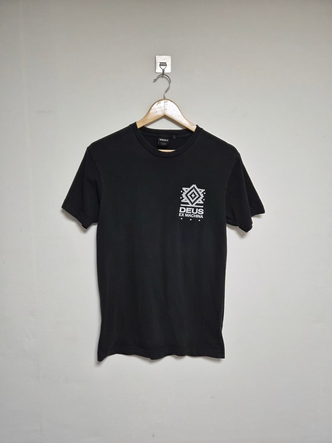 데우스Deus 로고 블랙 티셔츠 XS - T13 상품이미지1