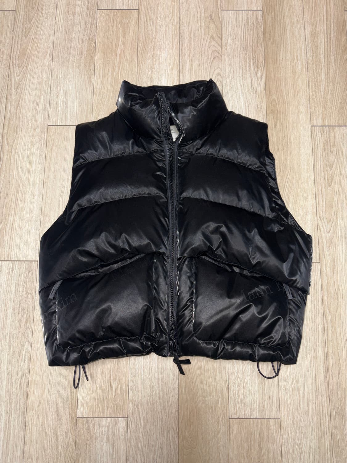 마뗑킴 글로시 크롭 다운 베스트 조끼패딩 블랙 상품이미지1