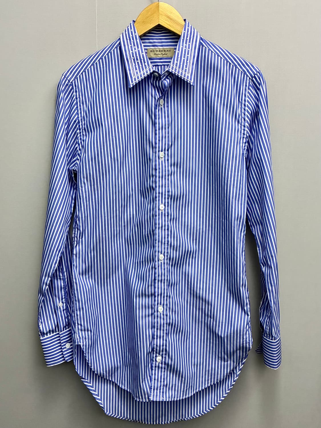 (XS~S)BURBERRY 버버리 스트라이프 카라 자수 블라우스 롱셔츠 상품이미지1