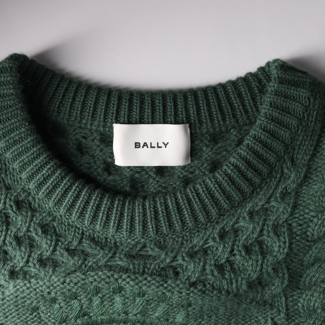 발리 23FW 그린 로고 자수 울 크루넥 케이블 니트 스웨터 상품이미지3