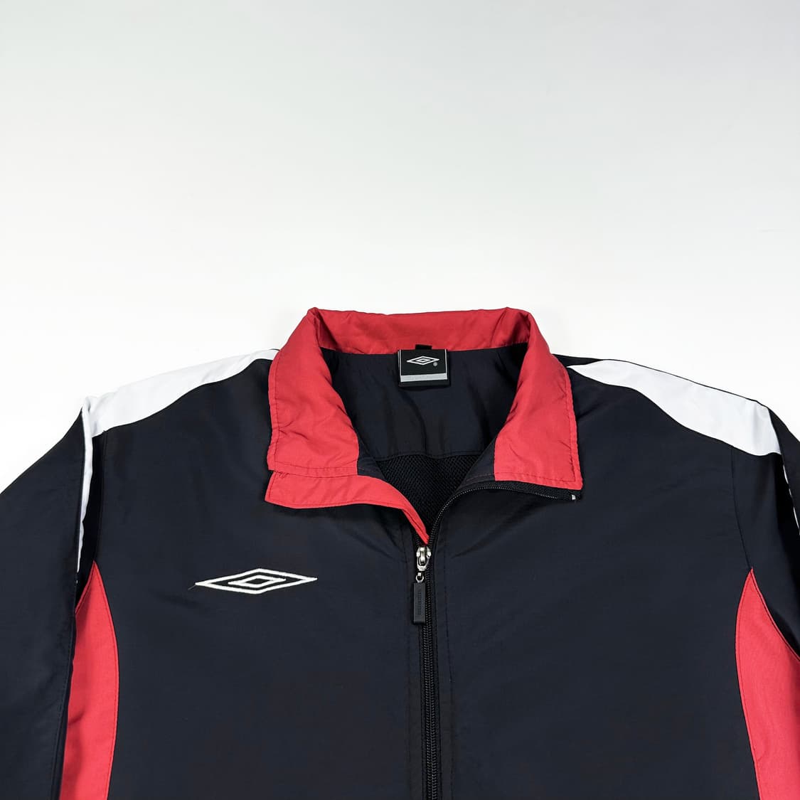 엄브로 박시핏 바람막이 블랙 레드 S 상품이미지2