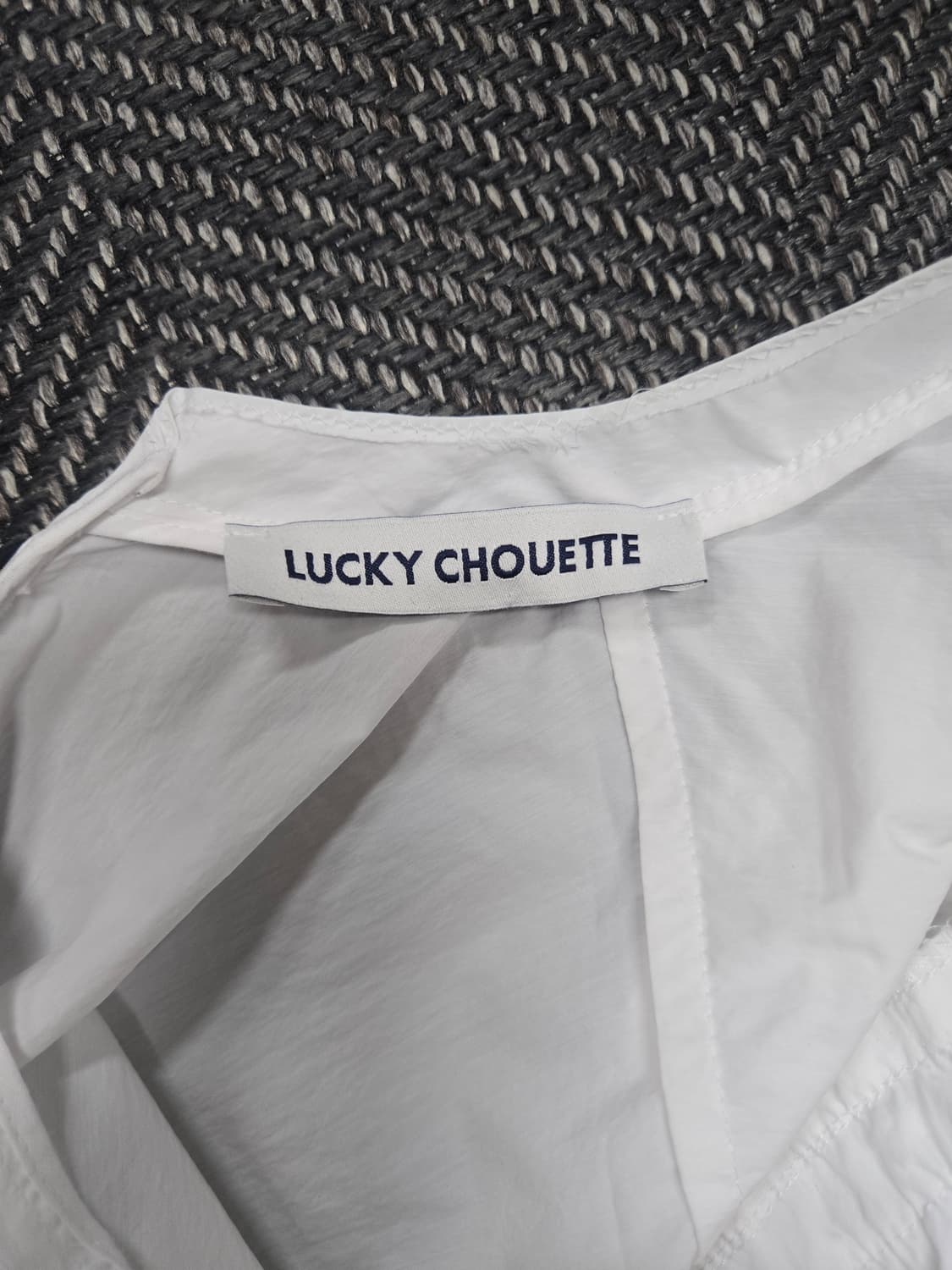 럭키슈에뜨 화이트 프릴 블라우스 반팔 상품이미지9