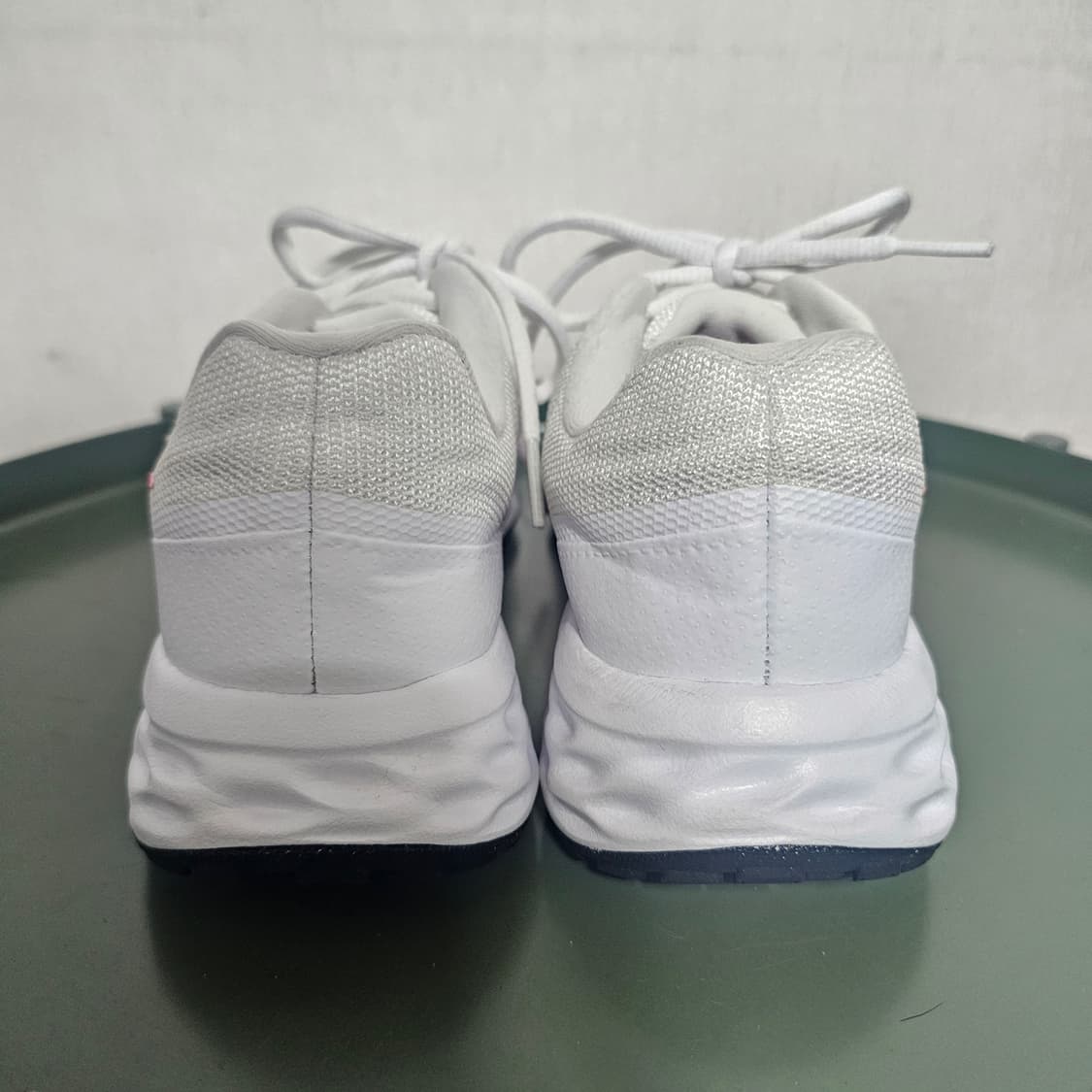 240나이키 레볼루션 화이트/핑크 운동화 상품이미지3