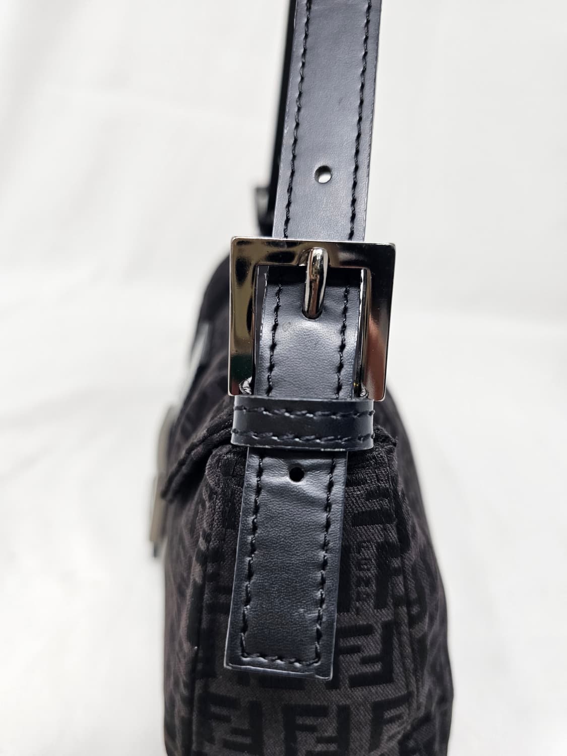 FENDI 펜디 FF 바게트백 블랙 모노그램 숄더백 상품이미지6