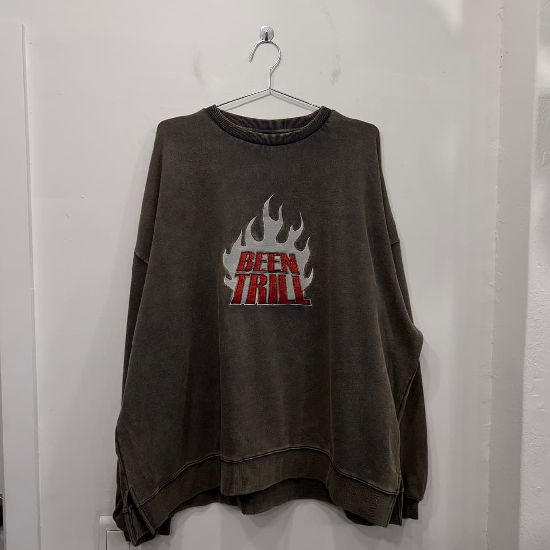 BEEN TRILL 불꽃 자수 피그먼트 오버핏 맨투맨 상품이미지2