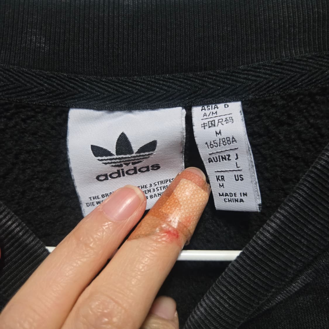 아디다스 기모  트레포일 블랙 워싱 크롭 맨투맨   상품이미지3