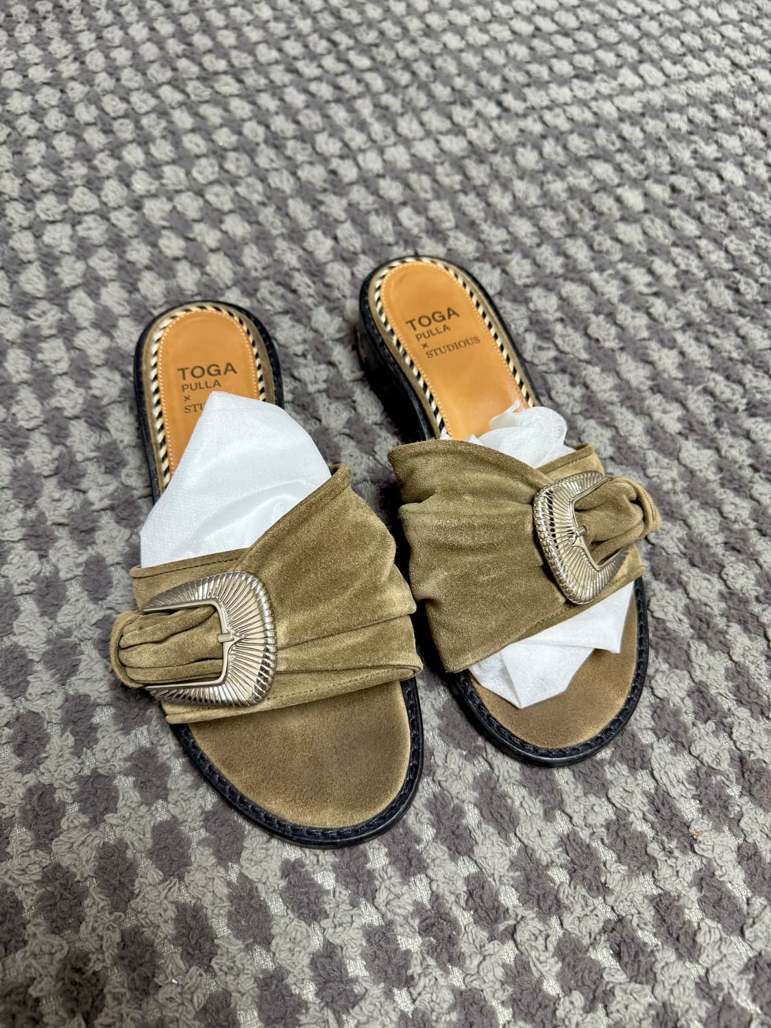 토가 풀라 스웨이드 메탈 버클 샌들 상품이미지1