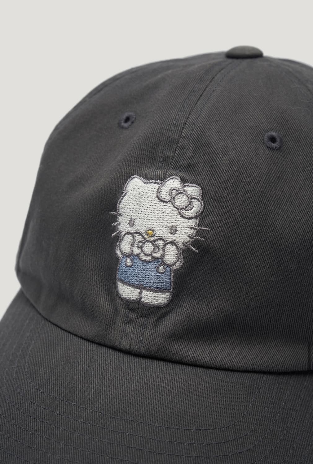 새상품 파르벵 헬로키티 워시드 엠브로이디드 볼캡 차콜 상품이미지2