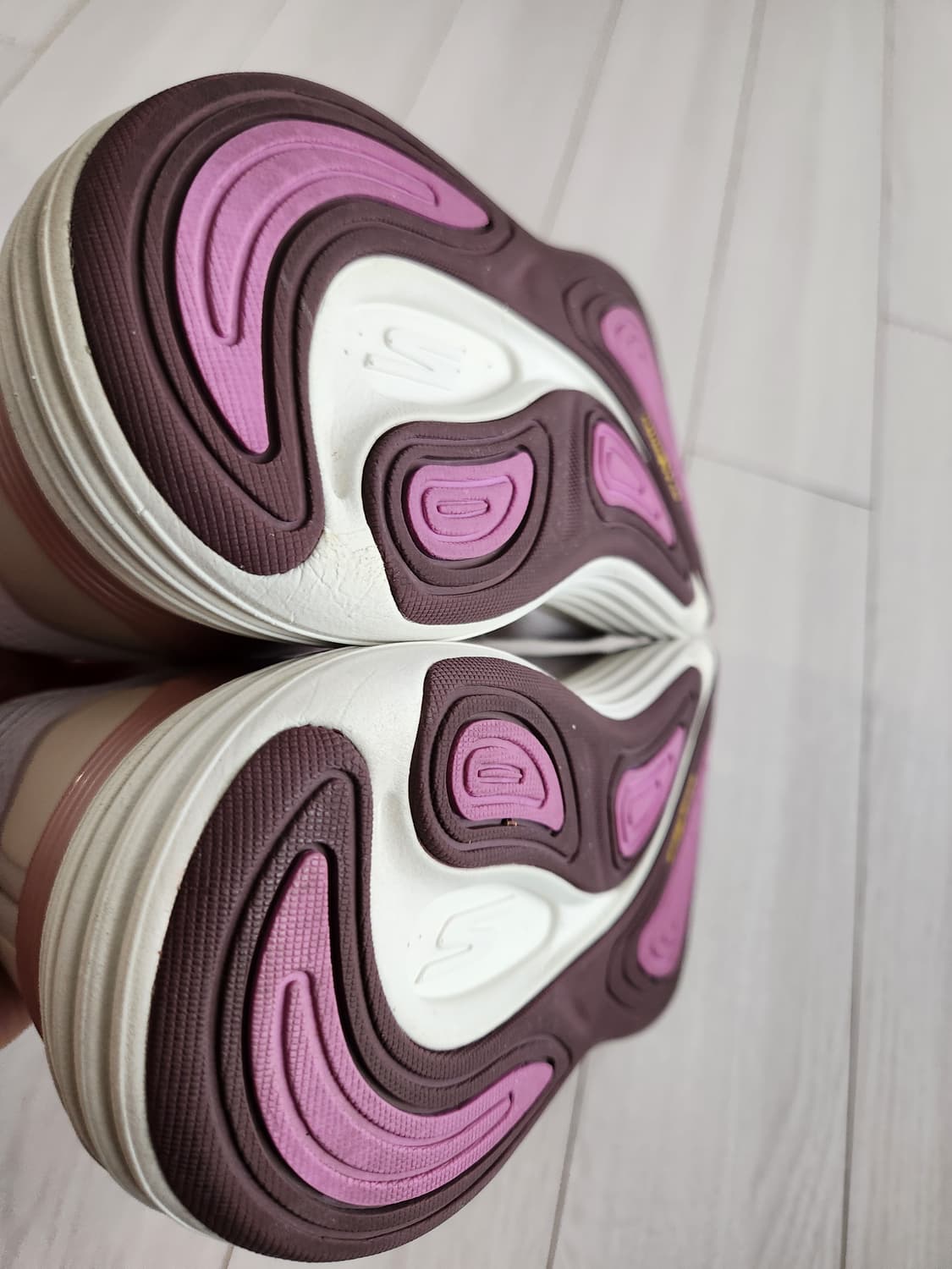 스케쳐스 여성 맥스쿠셔닝 서스펜션 슬립인스 (129258) 사이즈235
 상품이미지8