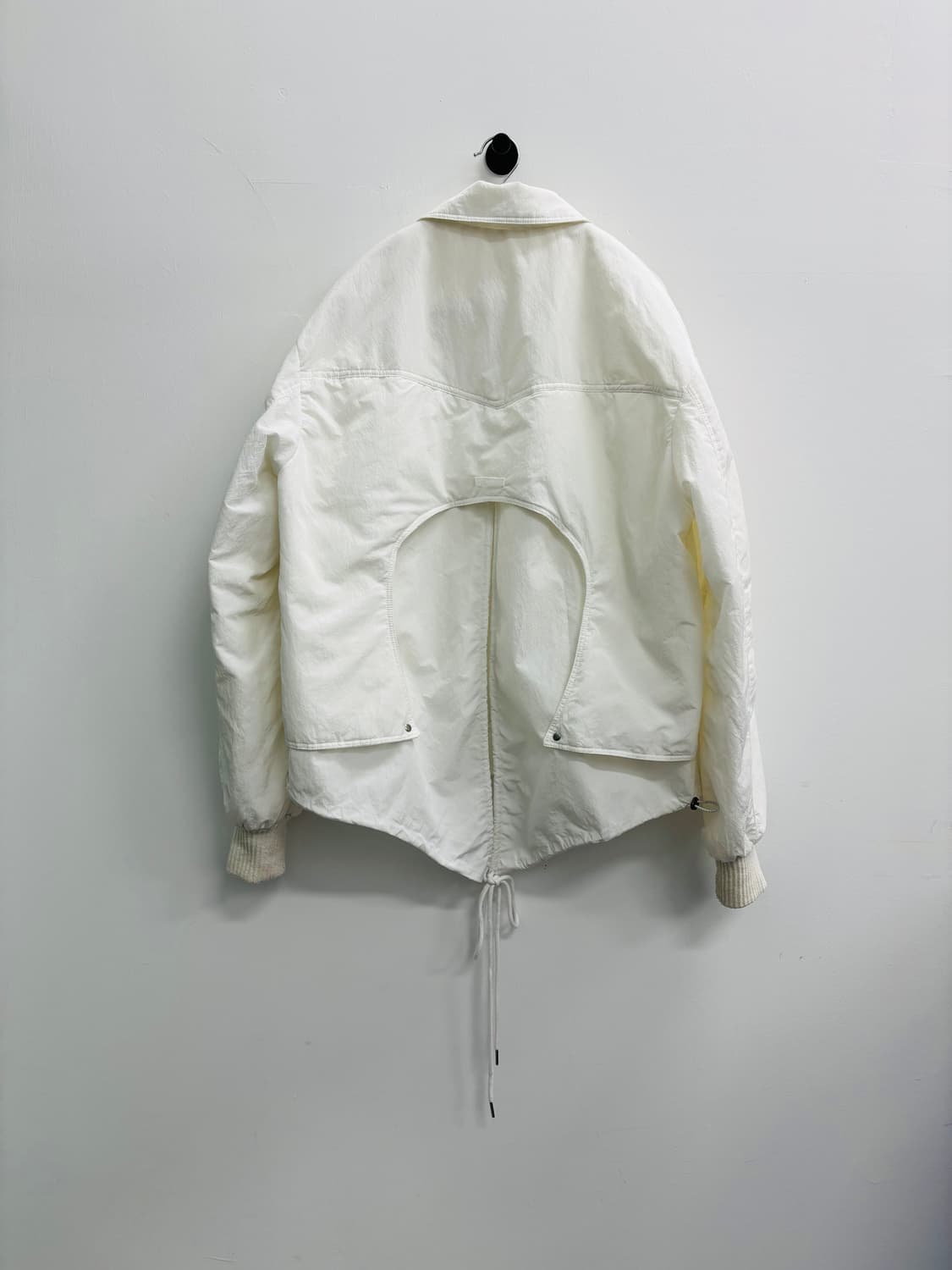WESKEN(웨스켄) 피쉬테일 디테일 화이트 봄버 자켓 상품이미지3