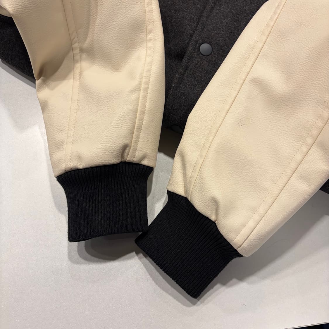 [M] 유니클로 레더 소매 스타디움 바시티 자켓 D160 상품이미지5