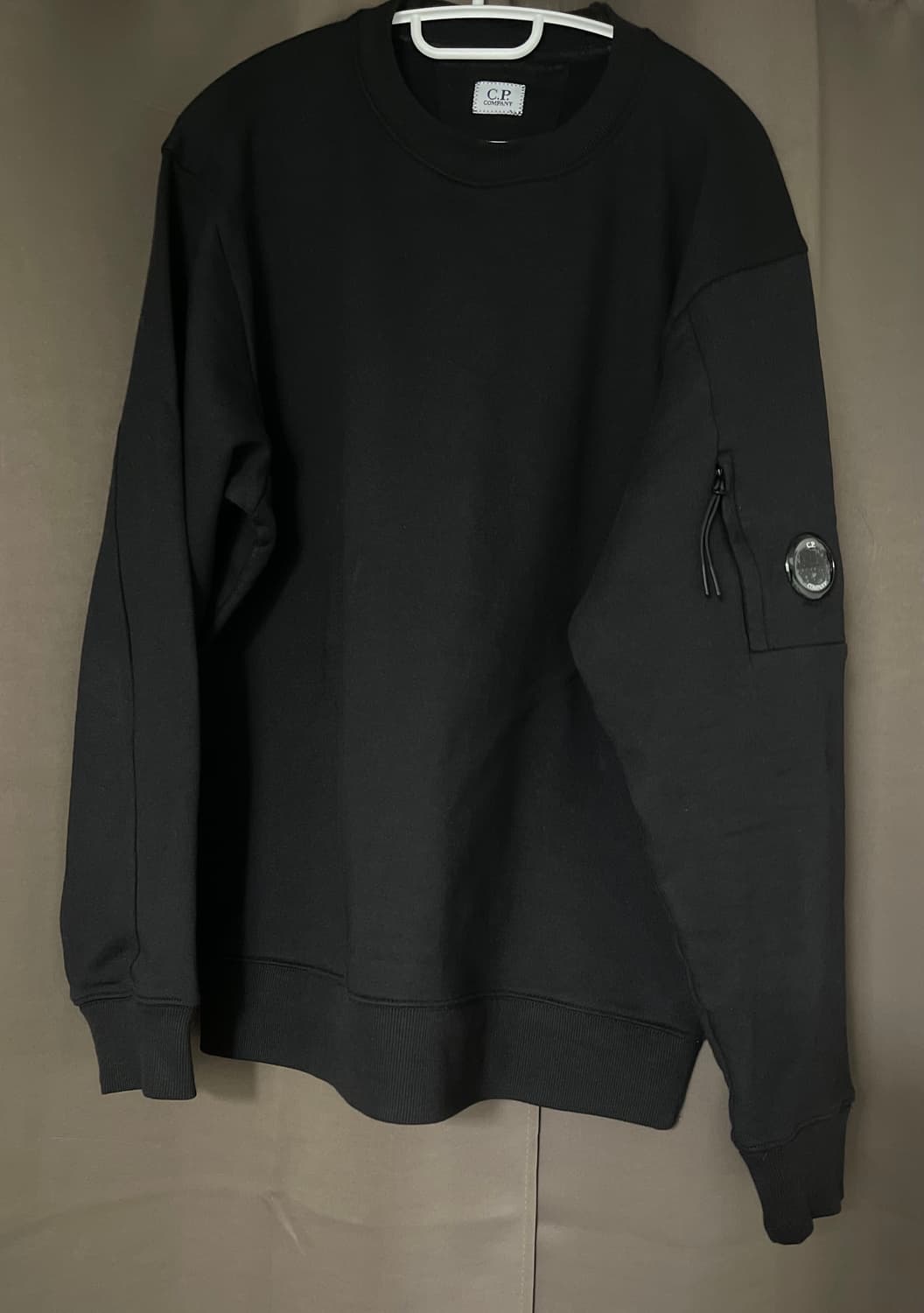 CP컴퍼니 렌즈 와펜 스웨트셔츠 맨투맨 블랙 - 25FW 상품이미지2