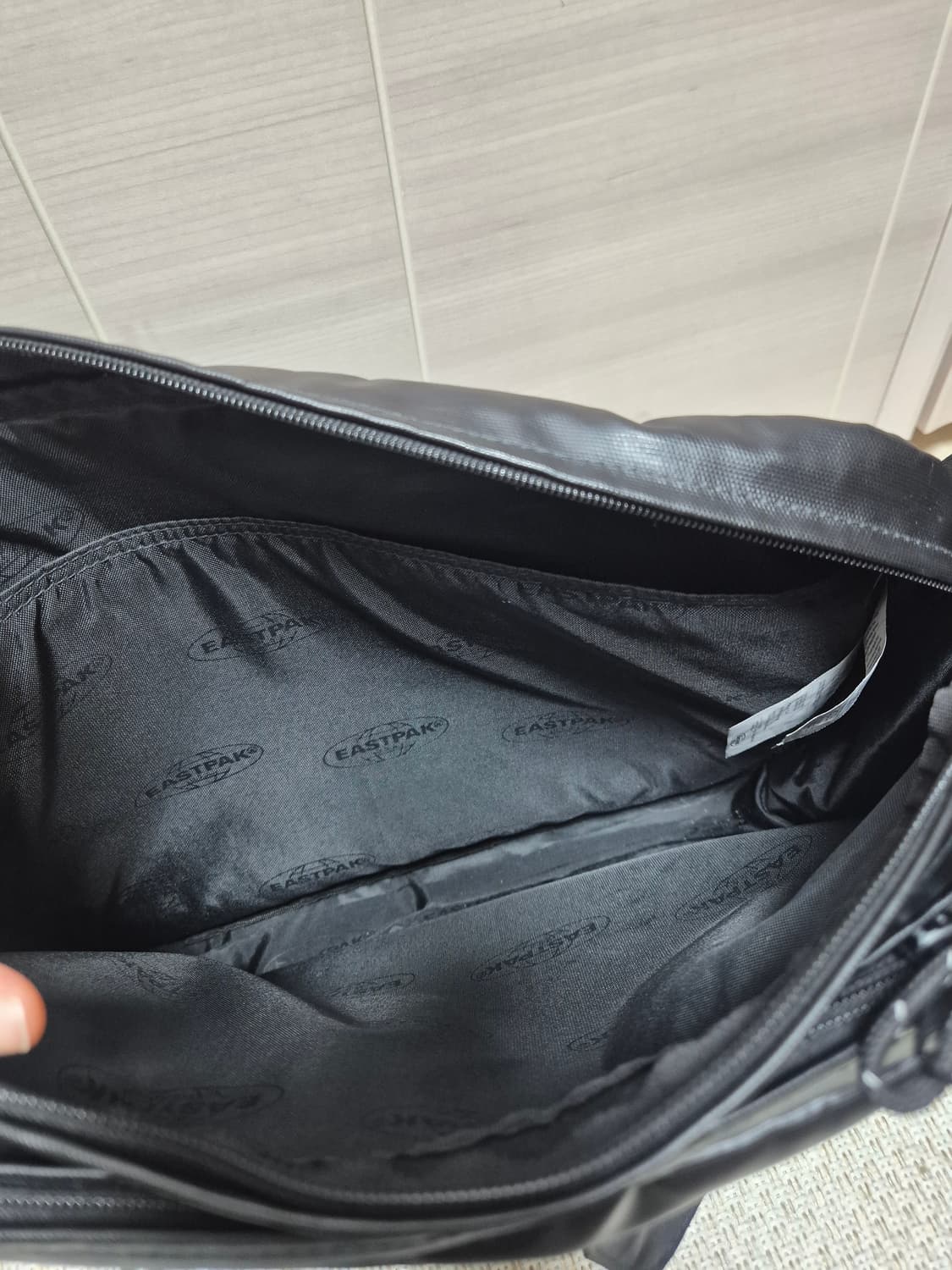 이스트팩 사첼 M 메신져 크로스백 가방 블랙 상품이미지6