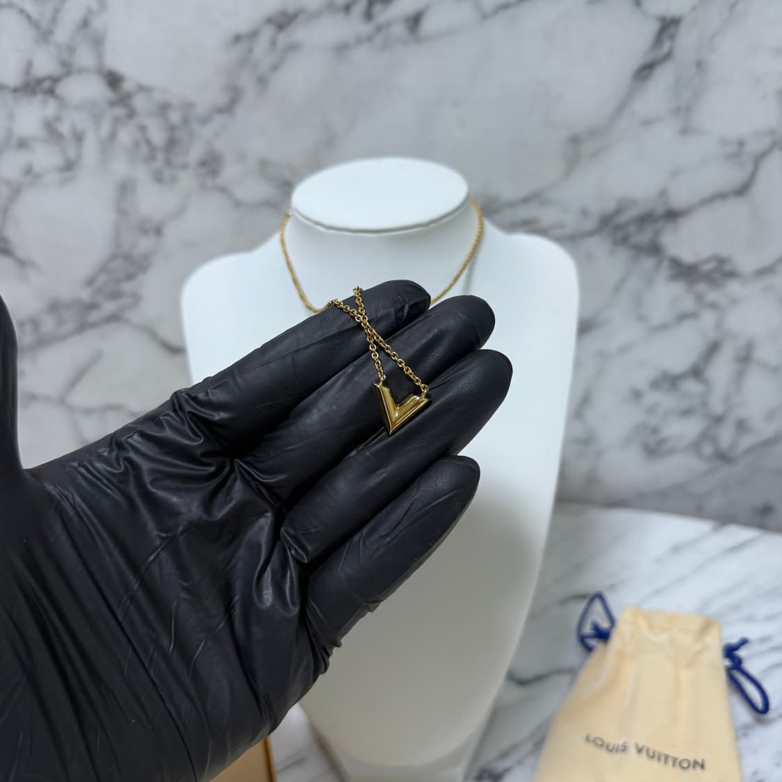 루이비통 에센셜 V 네크리스 목걸이
 상품이미지4
