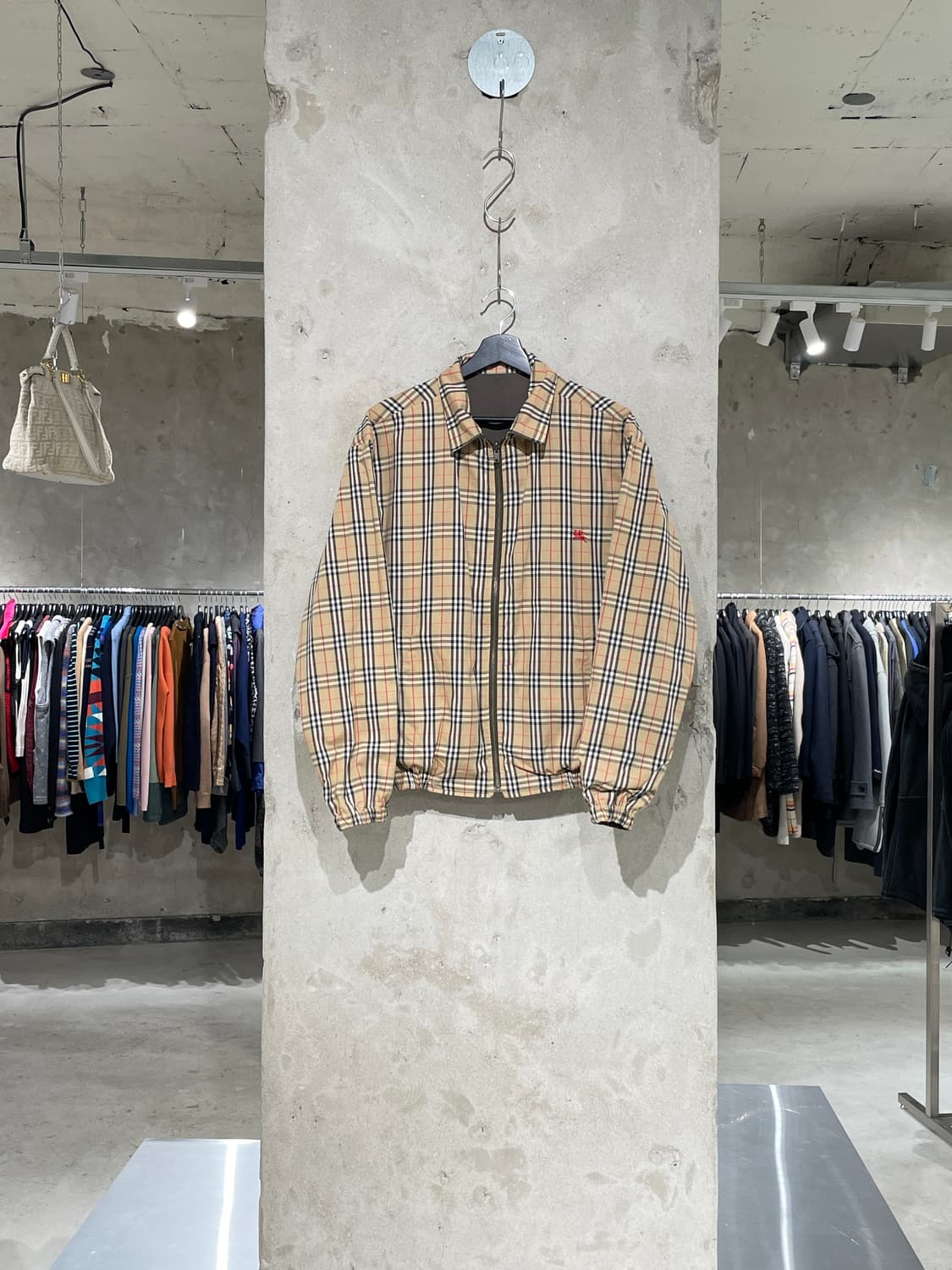 버버리 베이지 앤 카키 노바체크 기마로고 리버시블 블루종 상품이미지1