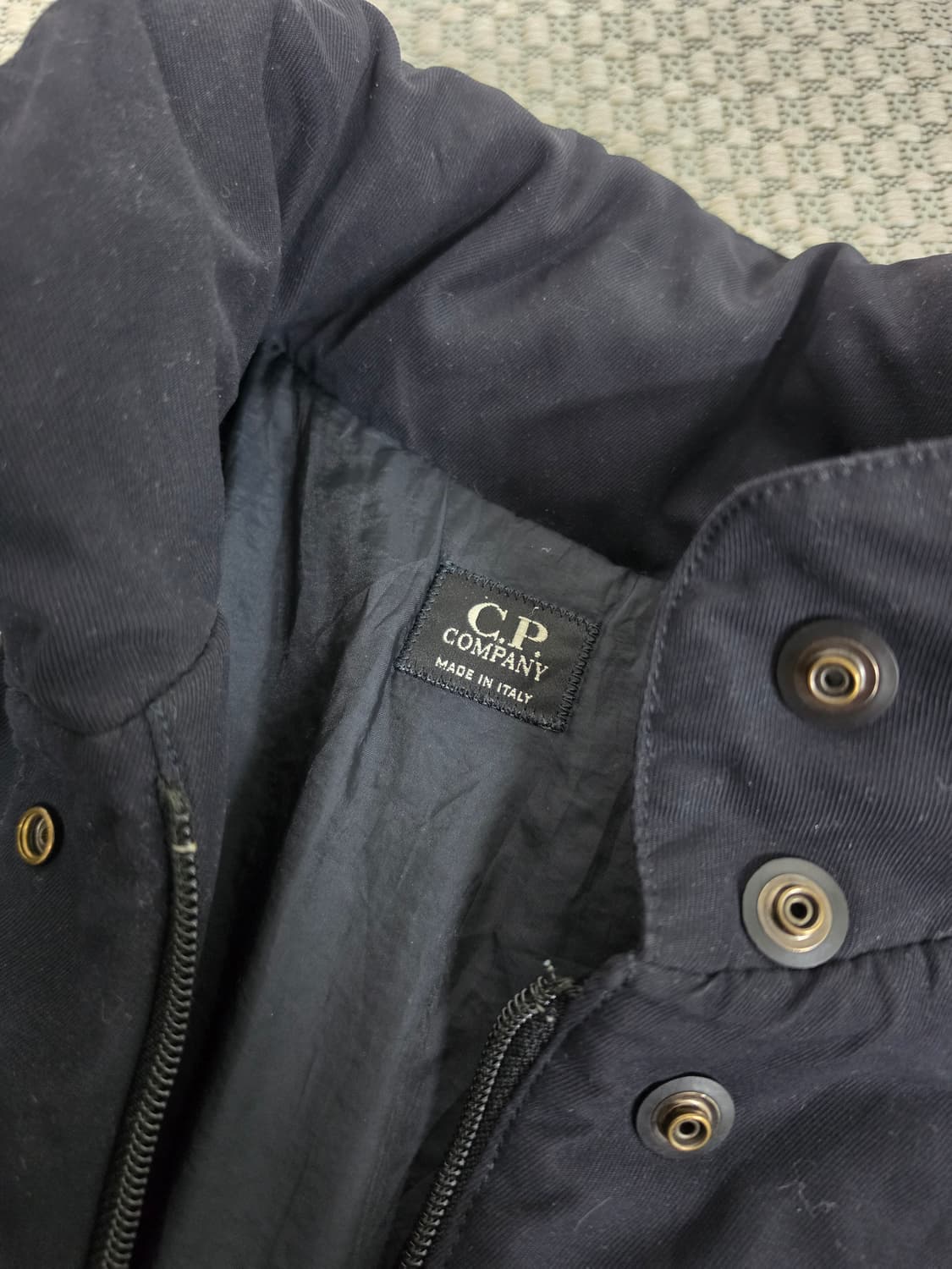 97AW 씨피컴퍼니 검정색 패딩 자켓 상품이미지8