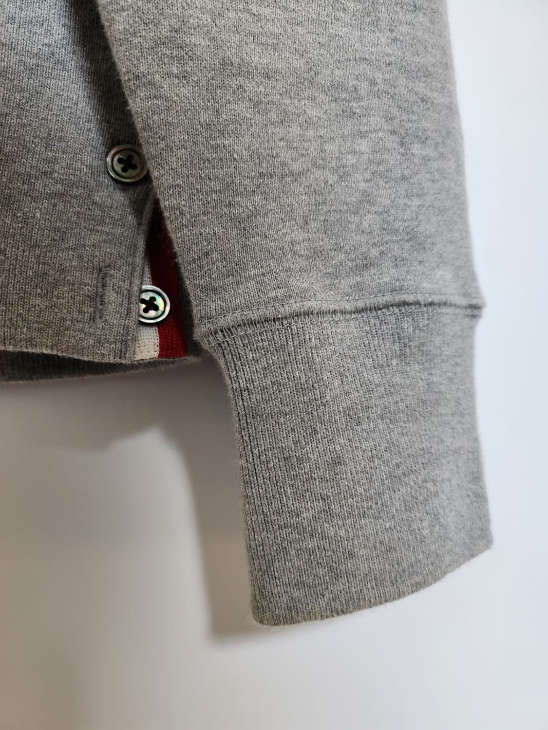 [0] 톰브라운 그레이 사선완장 맨투맨 MJT021H 상품이미지6