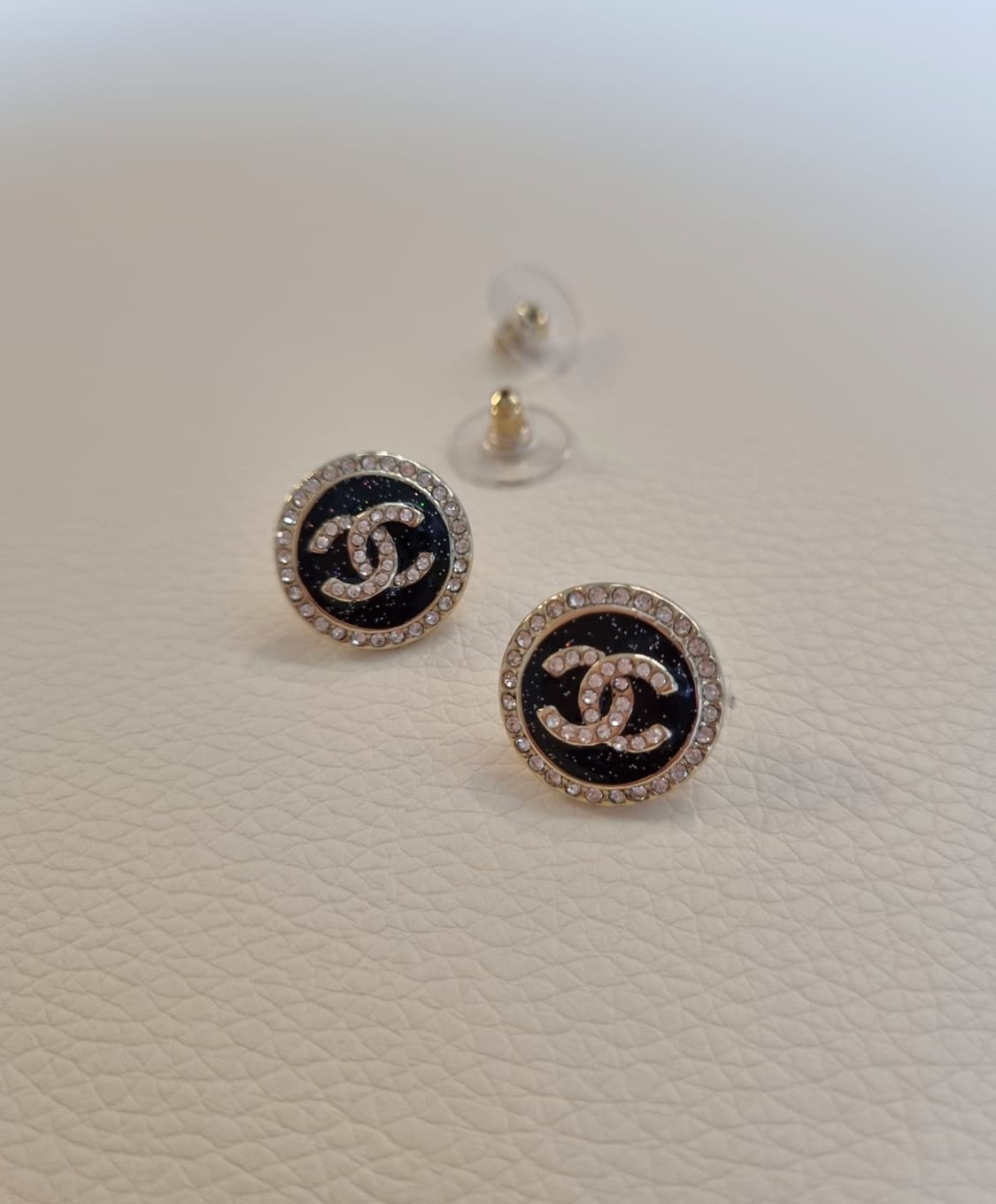 샤넬 블랙스톤 보석장식 CC 단추 귀걸이  업사이클링 상품이미지5