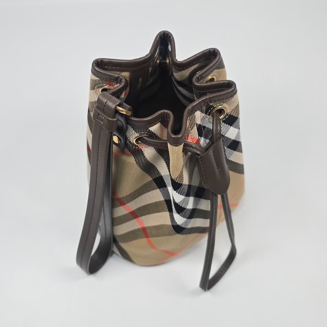 버버리 드로우스트링 버킷 파우치 상품이미지7