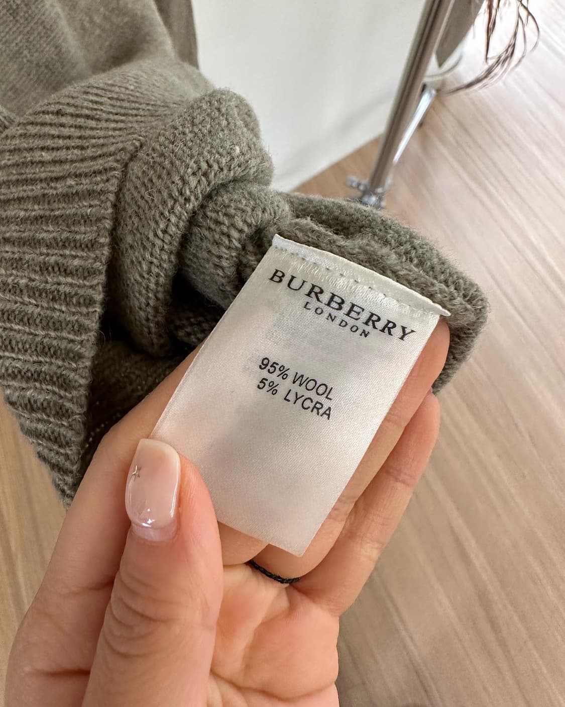 버버리 블랙라벨 카키 아가일패턴 브이넥 니트  상품이미지8