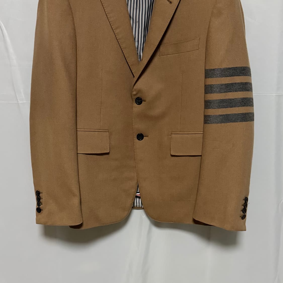 [S+급/1] 톰브라운 사선완장 울 트윌 클래식 수트 정장 베이지 상품이미지4