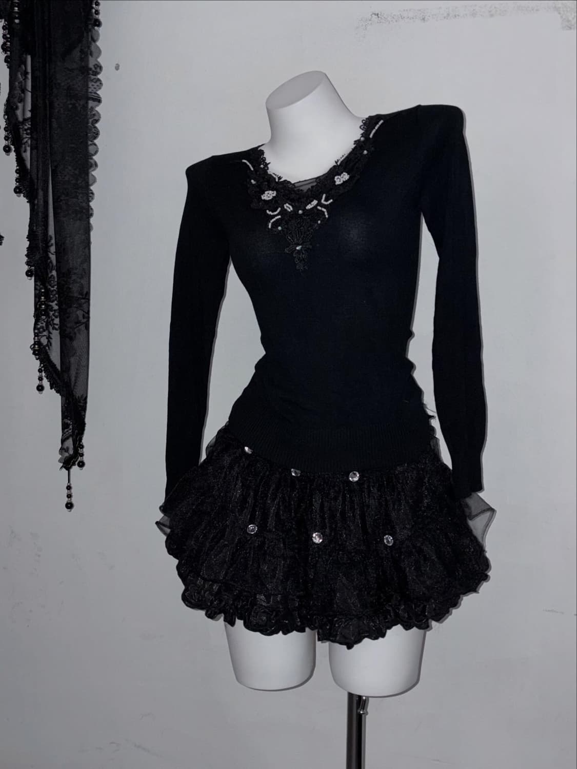 슬림핏 블랙 탑 크로셰 & 비즈 포인트 다크페어리 다크앤젤 고스 상품이미지1