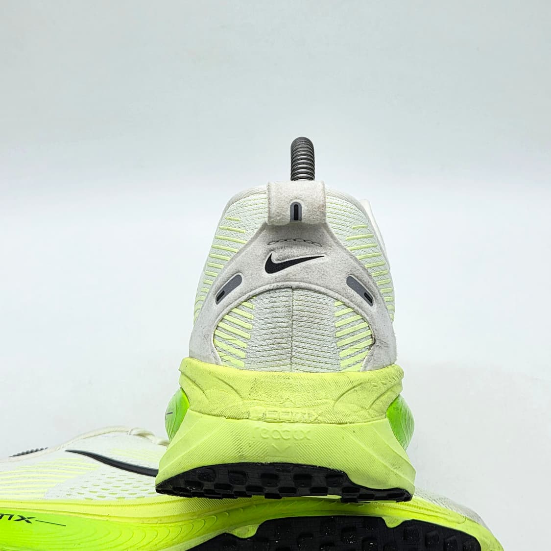 나이키 보메로 18 화이트 일렉트릭 그린 (270) 상품이미지2