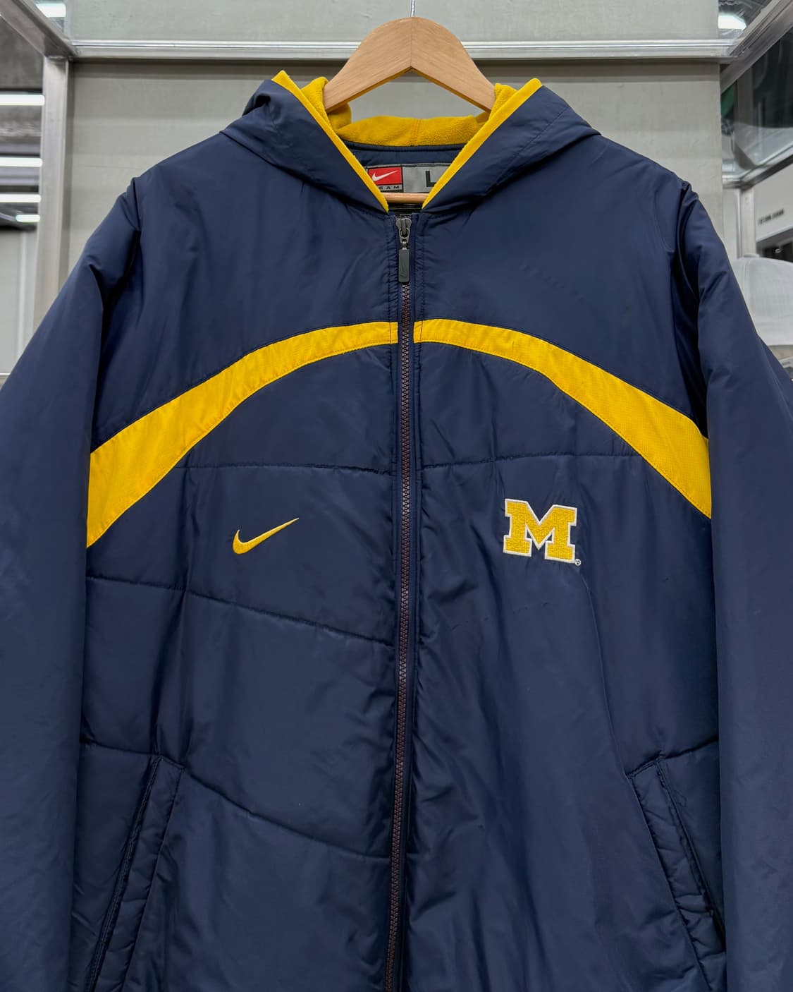 나이키 00s 미시건 컬리지 로고 나일론쉘 후드 점퍼 네이비 상품이미지3