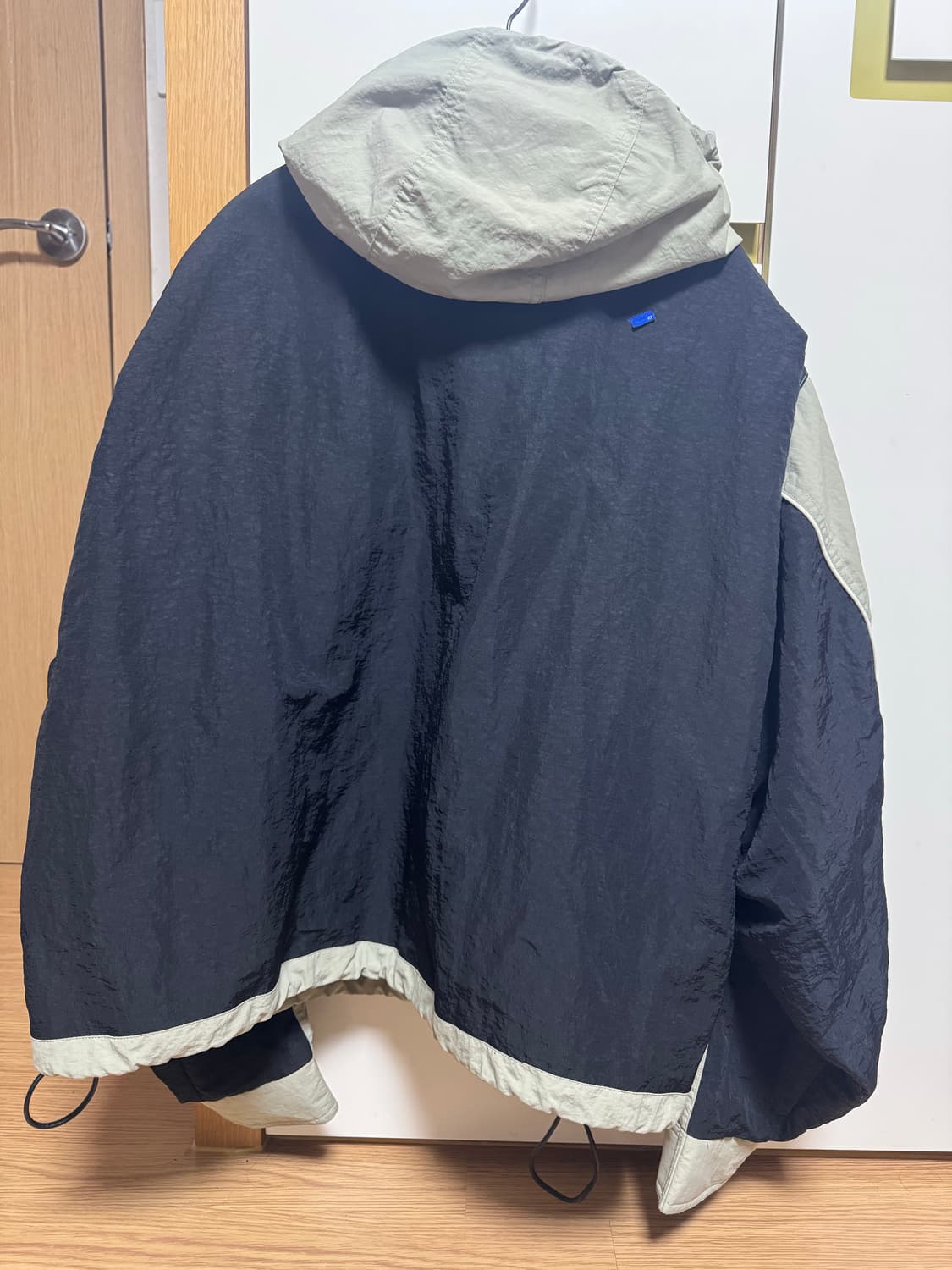 아더에러 그램퍼 베이지 A3사이즈 팝니다 상품이미지2