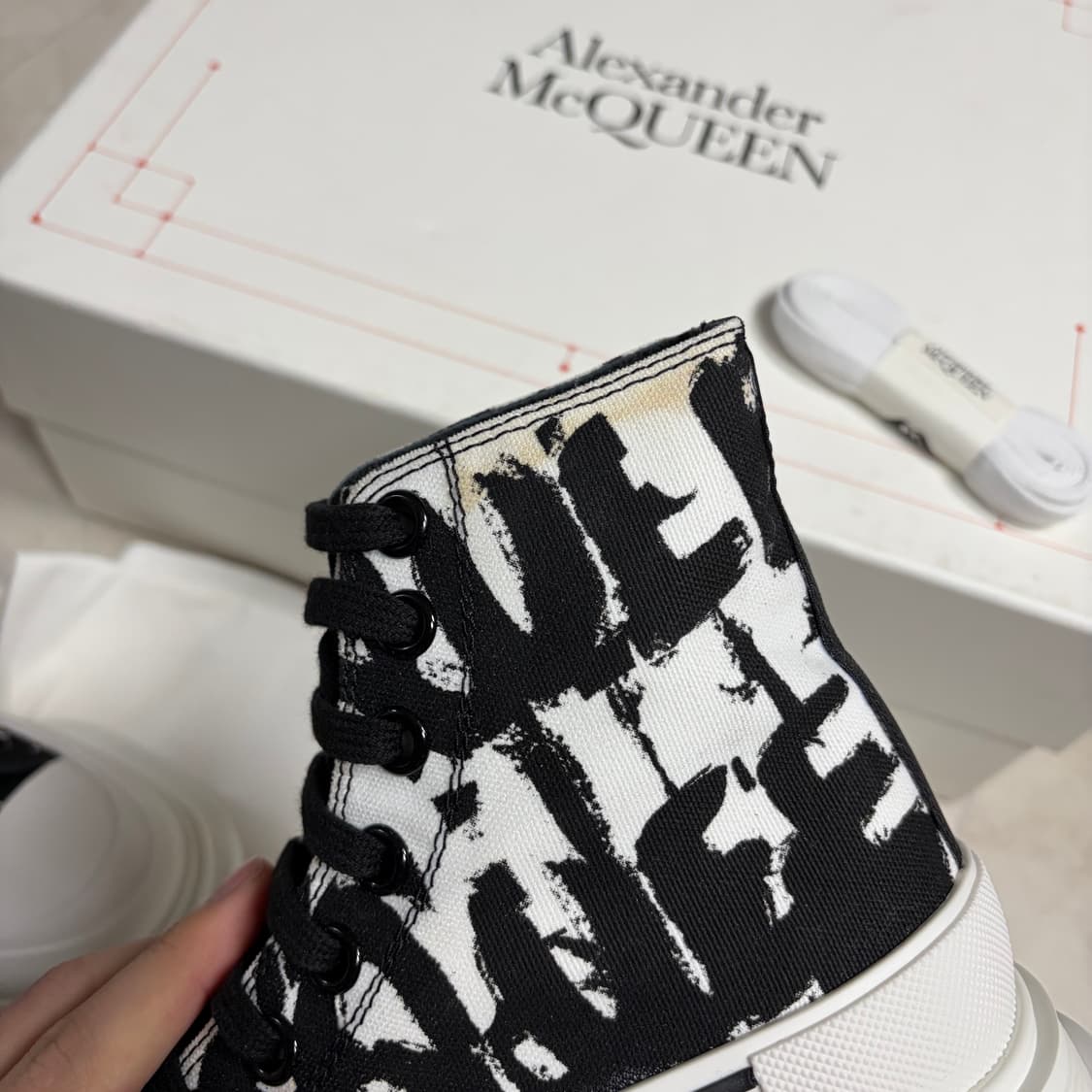 새상품(230)알렉산더맥퀸 그래피티 트레드 슬릭 부츠 화이트블랙 상품이미지6
