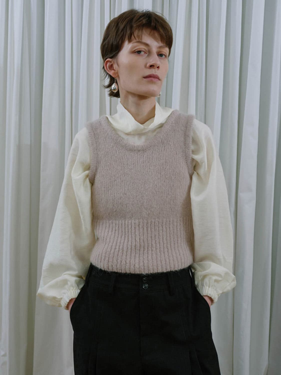 [ETHOS] 에토스 하이넥 크롭 블라우스 상품이미지2