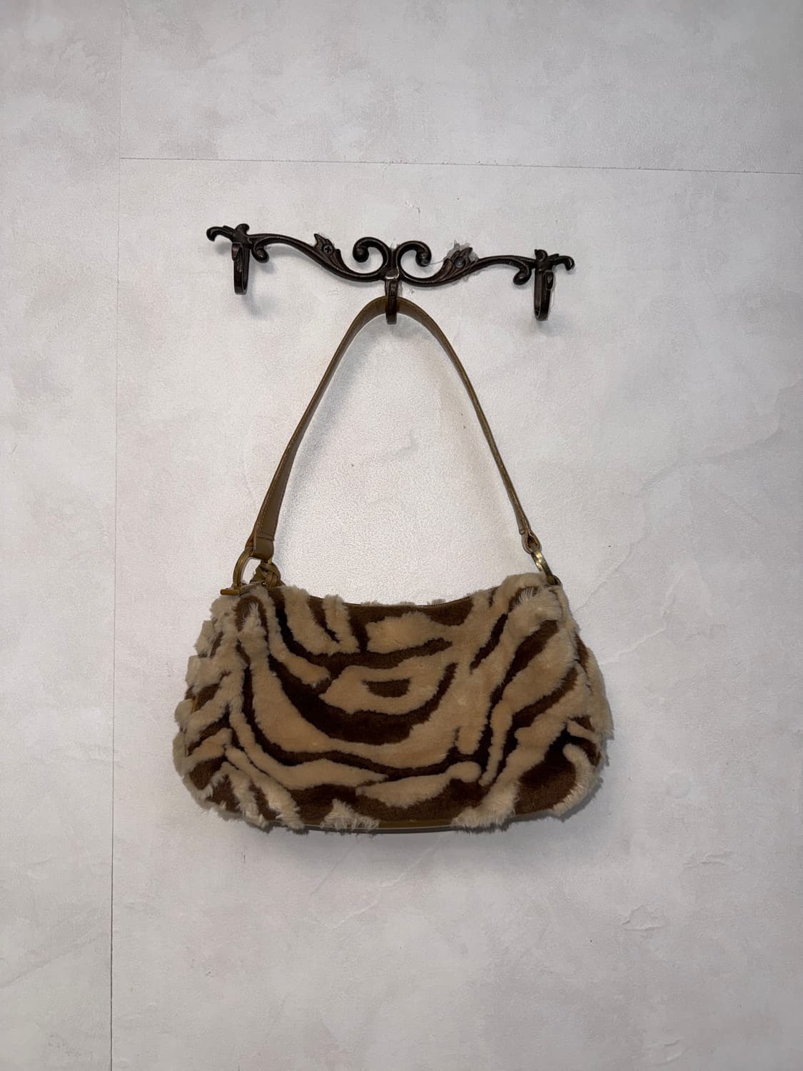 Brown zebra faux fur shoulder bag 상품이미지4
