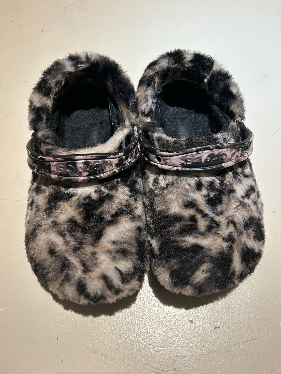 크록스 클래식 퍼 슈어 클로그 블랙 멀티 상품이미지2